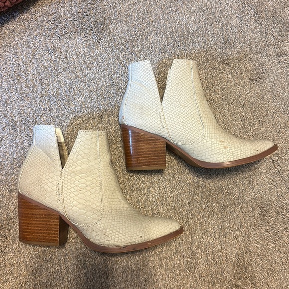 White faux leather booties - Picture 1 of 6